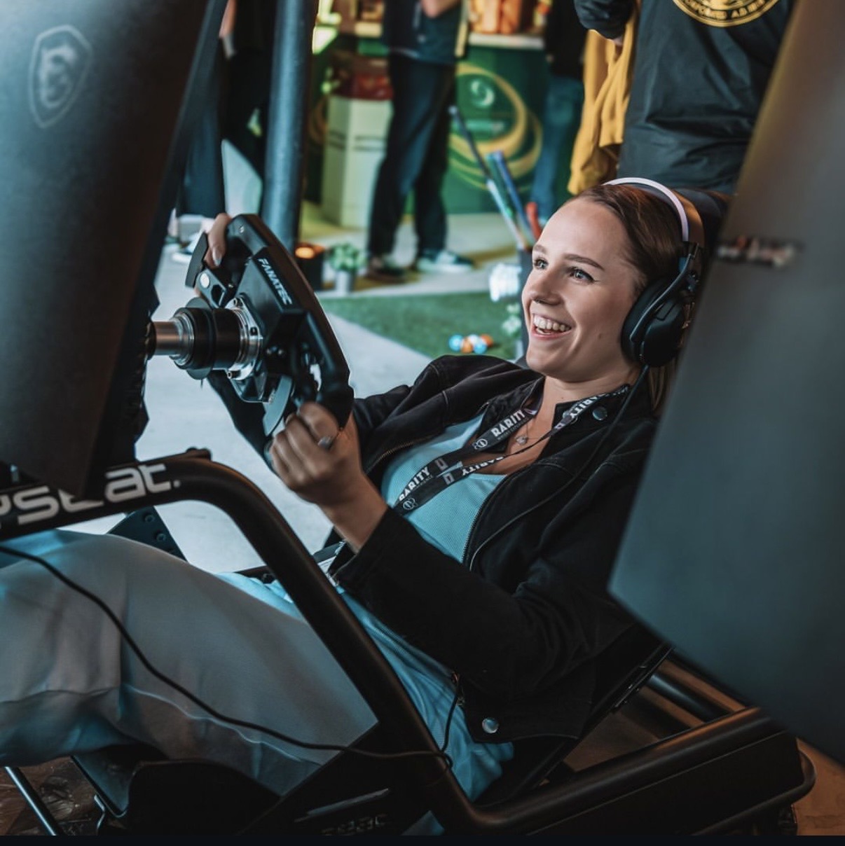 Piloto en el simulador GPX disfrutando la experiencia