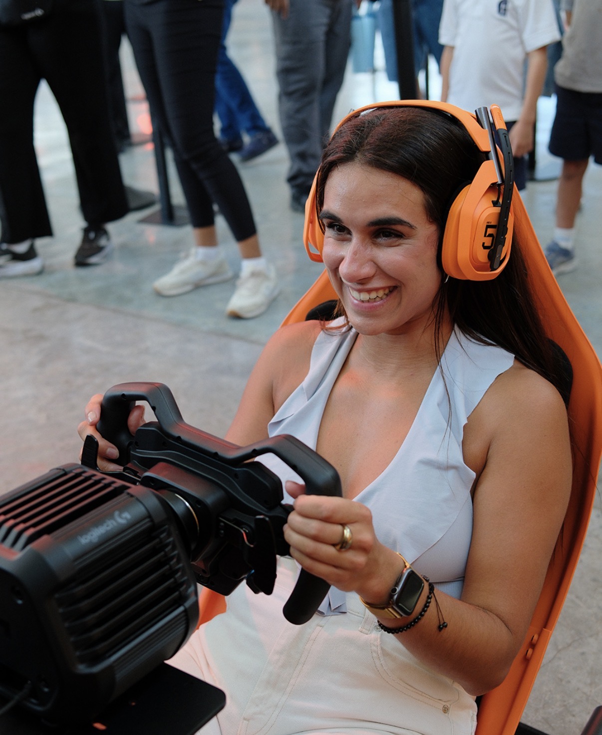 Participante disfrutando el simulador GPX en evento
