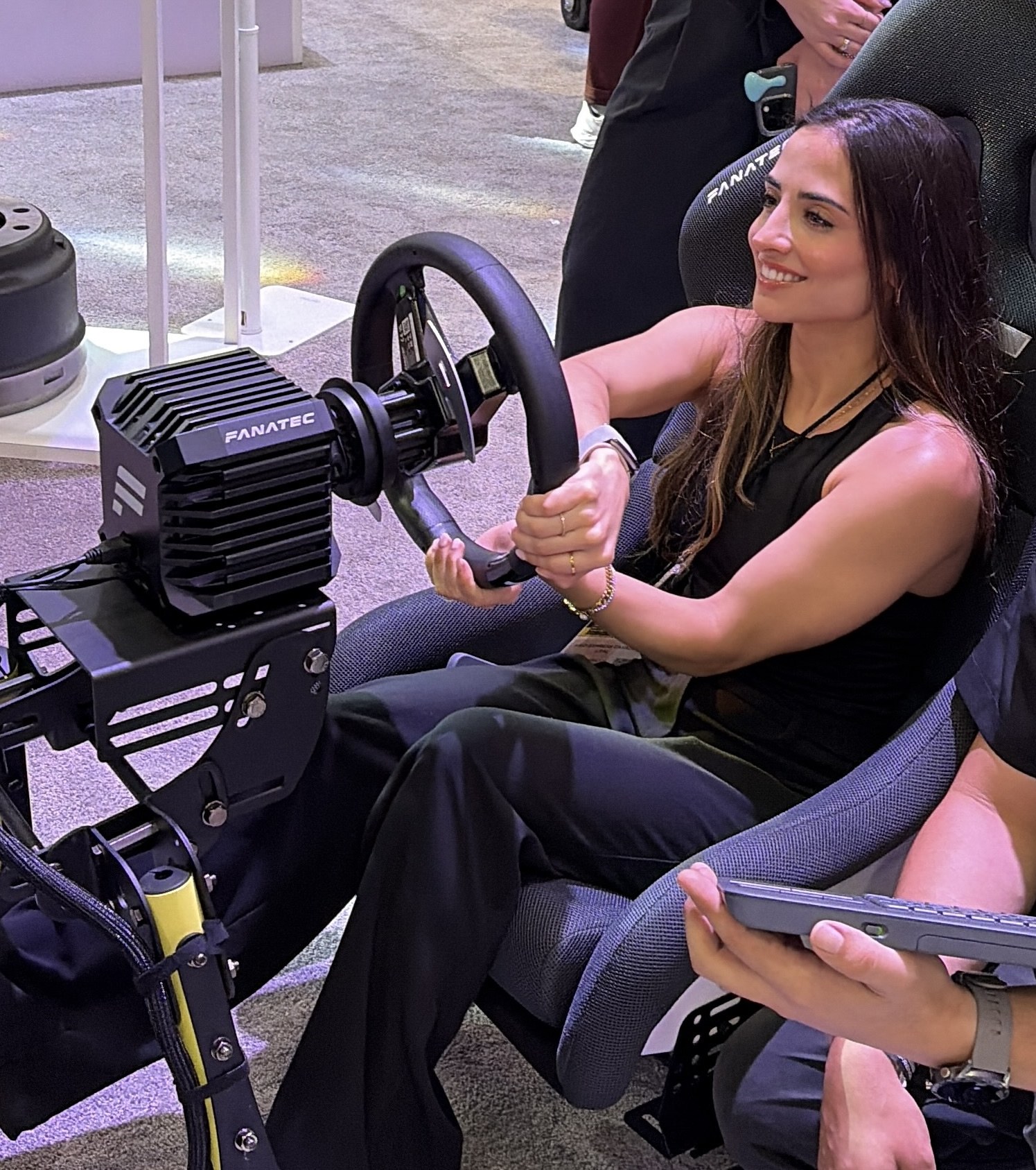 Participante en simulador GPX — hardware Fanatec Direct Drive